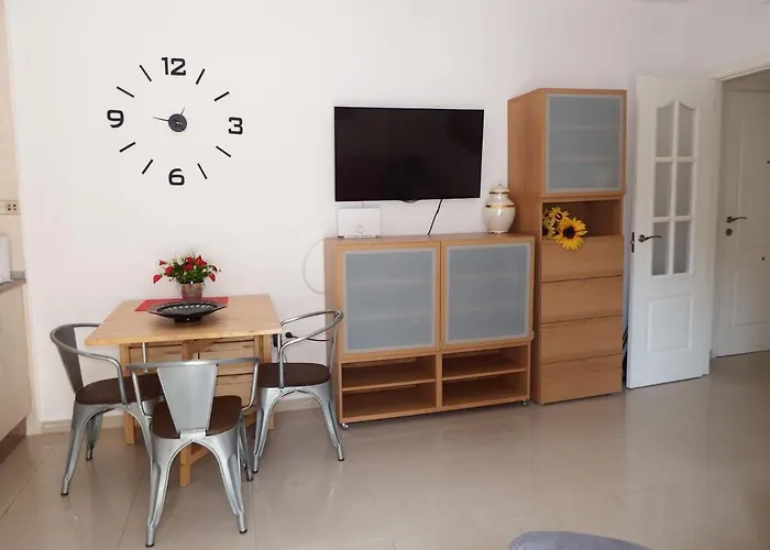 Lovely, Quiet Downtown-beach W Balcony Apartment *